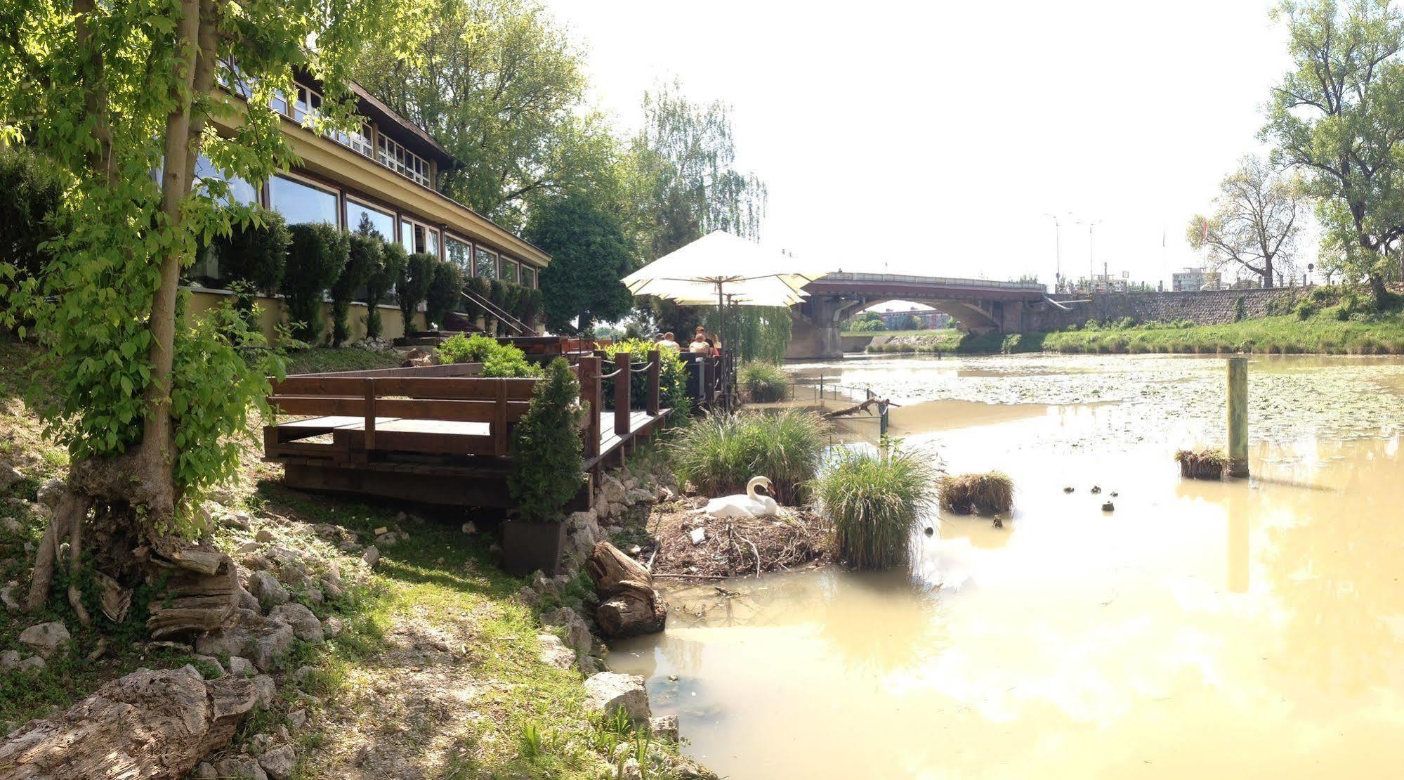 Penzion Benatky Piest'any Extérieur photo